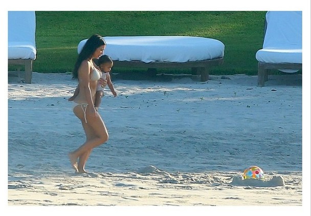 RZADKI WIDOK! Kim Karadshian w bikini i z Nori w ramionach