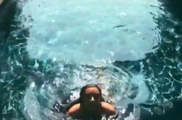 Kim Kardashian NAGA w basenie (FOTO)