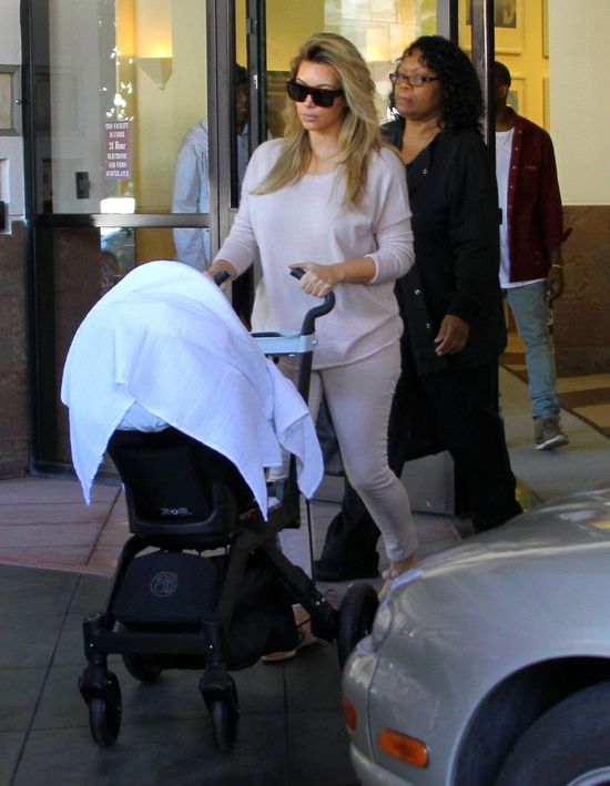 Kim Kardashian z North West na spacerze (FOTO)