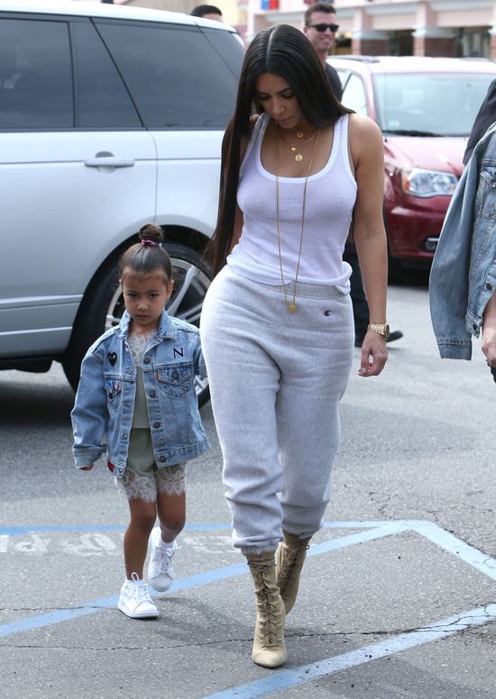 Ciężki dzień Kim. Przy starszej siostrze wygląda jak milion $ ... długu