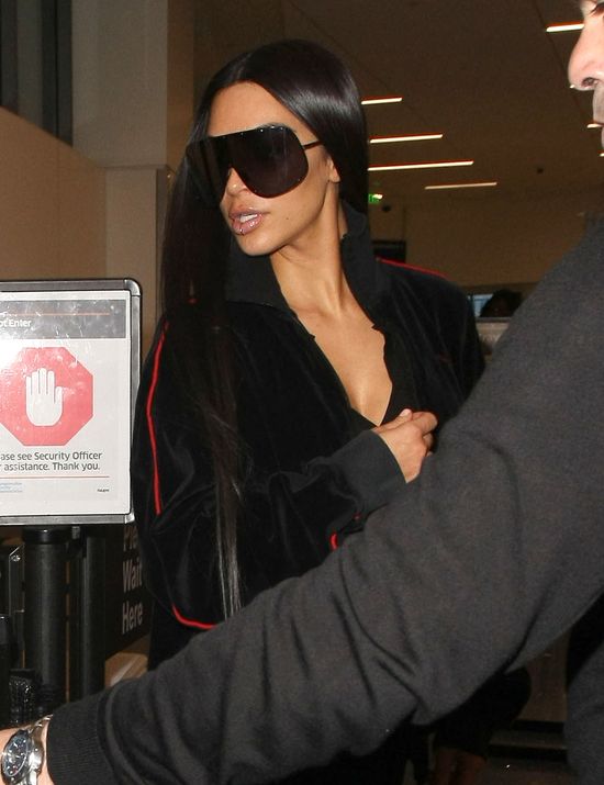 Kim Kardashian wyszła z domu. Widać łuszczycę na jej twarzy? (FOTO)