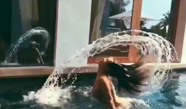 Kim Kardashian NAGA w basenie (FOTO)