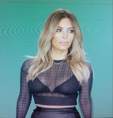 Kim Kardashian waży się 14 razy dziennie!  (FOTO)