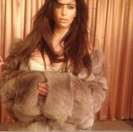 Kim Kardashian tylko w futrze i bieliźnie (FOTO)