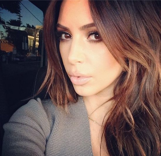 Kim Kardashian zmieniła kolor włosów do sesji w Vogue?