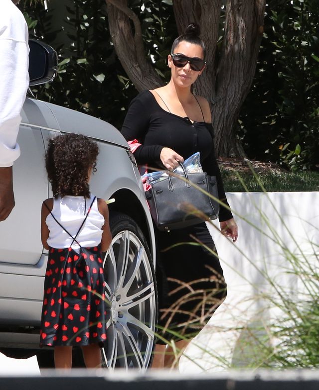 Kim Kardashian nie wychodziła z domu od 2 tygodni. Teraz zrobiła wyjątek Kim Kardashian nie wychodziła z domu od 2 tygodni. Teraz zrobiła wyjątek