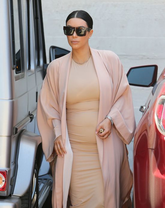 Kim Kardashian udaje ciążę? Nosi SZTUCZNY brzuszek?