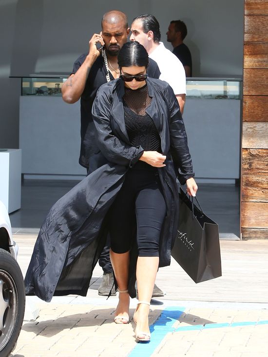 Szok! Kim Kardashian zasłoniła biust! (FOTO)