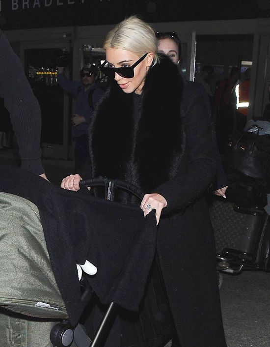 Blond włosy Kim Kardashian to OSZUSTWO! Kim nosi PERUKĘ!