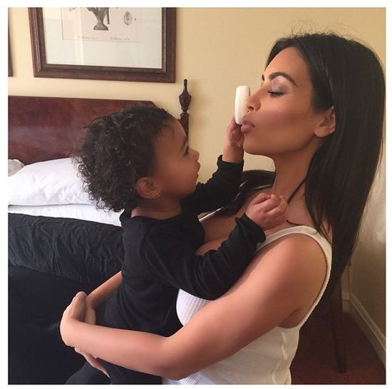 Ręce Kim Kardashian szczuplejsze od rąk Angeliny Jolie? Ręce Kim Kardashian szczuplejsze od rąk Angeliny Jolie?