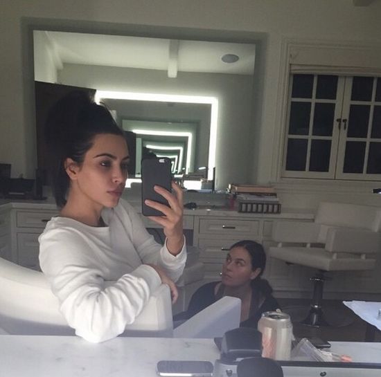 Kim Kardashian bez makijażu i w... (FOTO)