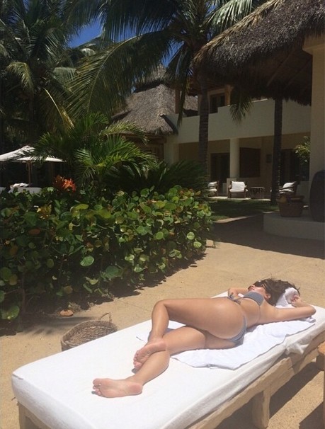 Kim Kardashian nosi gorset wyszczuplająco-modelujący (FOTO)