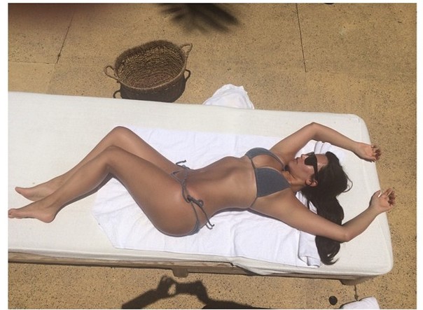RZADKI WIDOK! Kim Karadshian w bikini i z Nori w ramionach