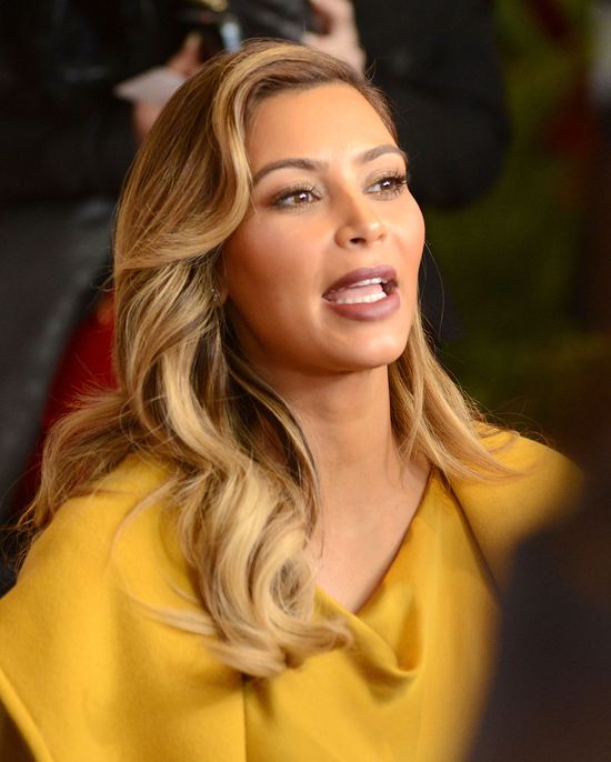 Kim Kardashian tonie w złocie (FOTO)