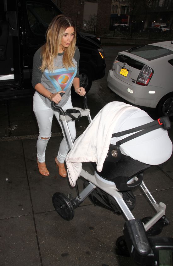 Kim Kardashian broni się: Nie zaniedbuję dziecka!