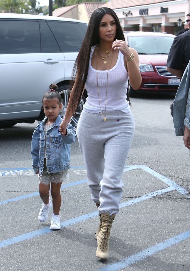 W tym słoiczku Kim Kardashian trzyma najobrzydliwszą rzecz na świecie