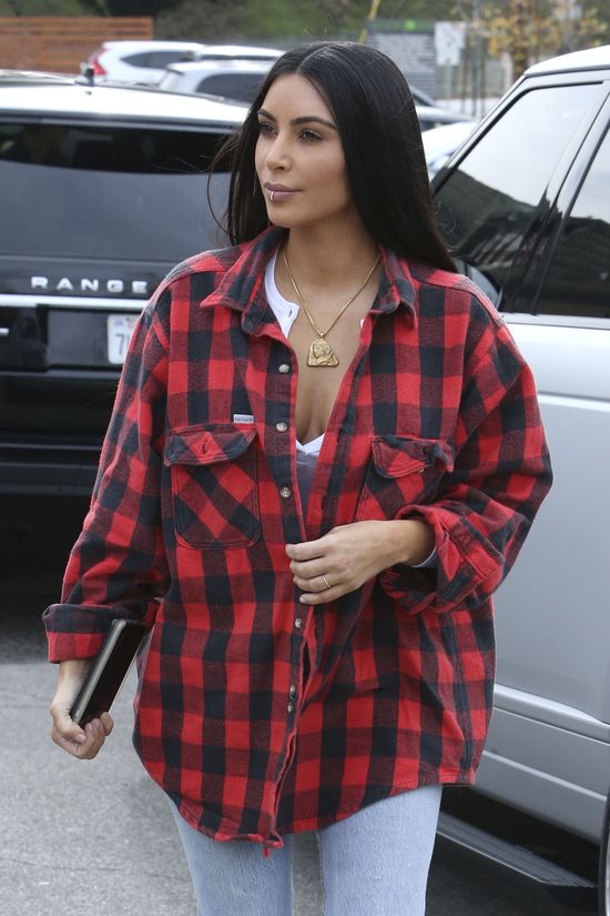 Co Kim Kardashian robiła u chirurga plastycznego w środku nocy?