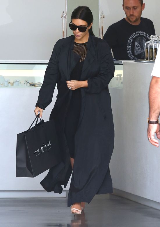 Szok! Kim Kardashian zasłoniła biust! (FOTO)