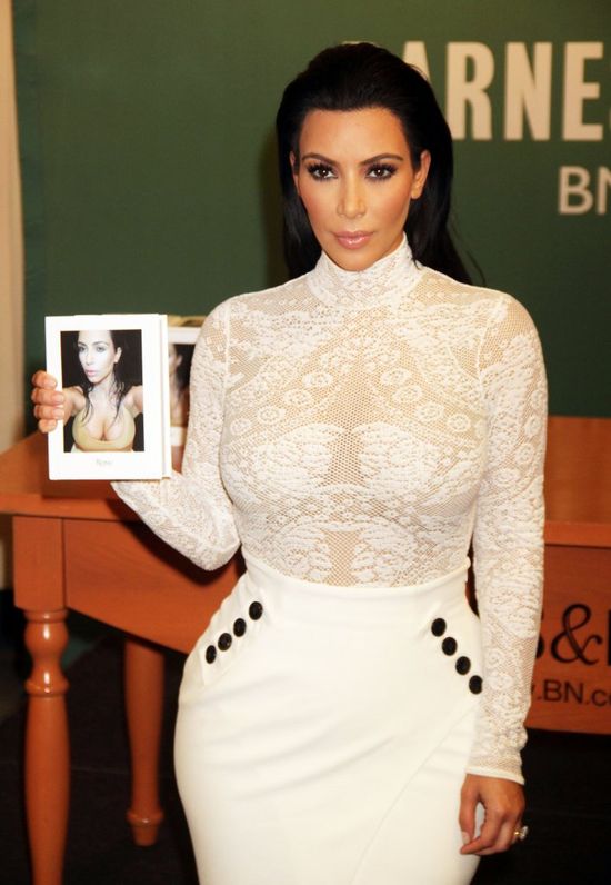 Kim Kardashian podpisuje swoją książkę (FOTO)
