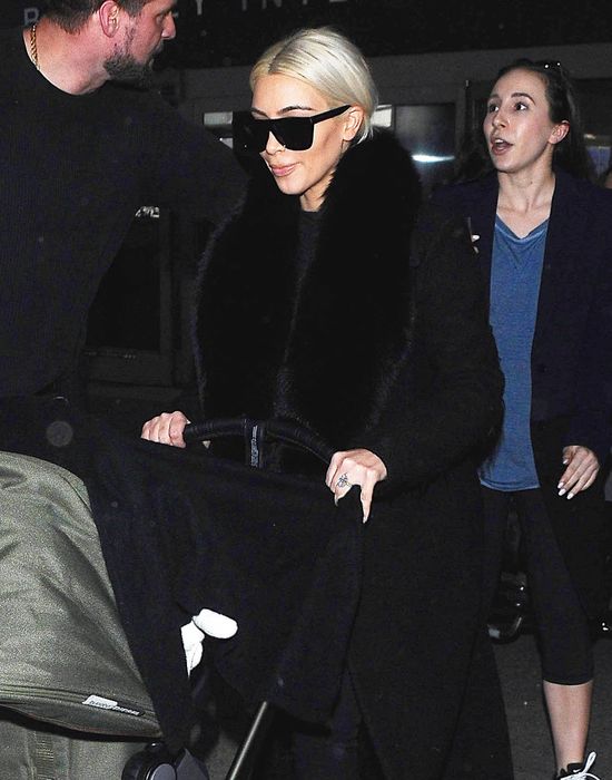 Blond włosy Kim Kardashian to OSZUSTWO! Kim nosi PERUKĘ!