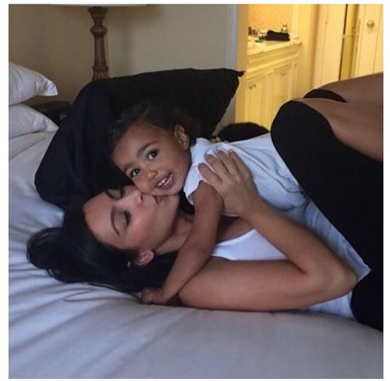 Ręce Kim Kardashian szczuplejsze od rąk Angeliny Jolie? Ręce Kim Kardashian szczuplejsze od rąk Angeliny Jolie?