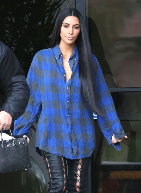 Kolejna wprawiająca w osłupienie stylizacja Kim Kardashian. Zmienia styl?