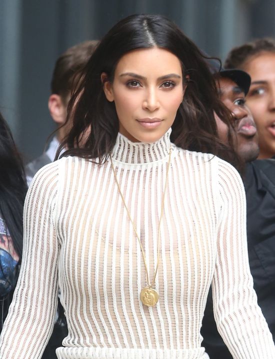 Złośliwy ten Kanye! Tak ubrał Kim, że ta wydaje się być grubsza!