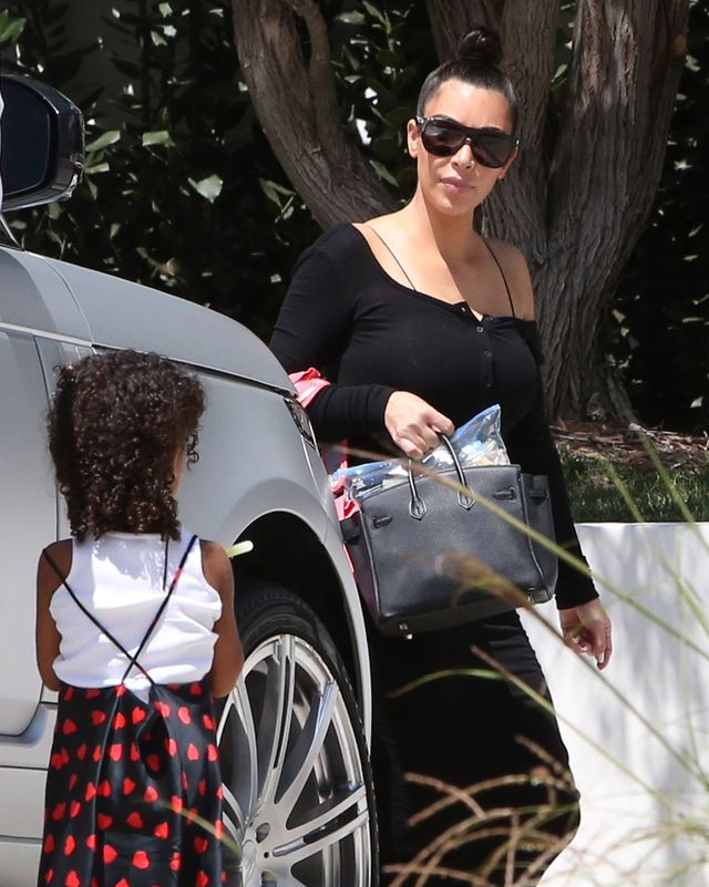 Kim Kardashian nie wychodziła z domu od 2 tygodni. Teraz zrobiła wyjątek Kim Kardashian nie wychodziła z domu od 2 tygodni. Teraz zrobiła wyjątek