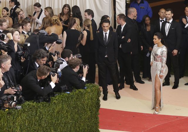 Kim Kardashian i Kanye West na gali MET - kto ma gorszy makijaż? Kim Kardashian i Kanye West na gali MET - kto ma gorszy makijaż?