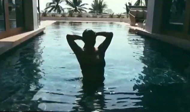 Kim Kardashian NAGA w basenie (FOTO)