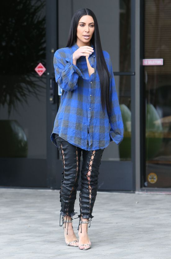 Kolejna wprawiająca w osłupienie stylizacja Kim Kardashian. Zmienia styl?