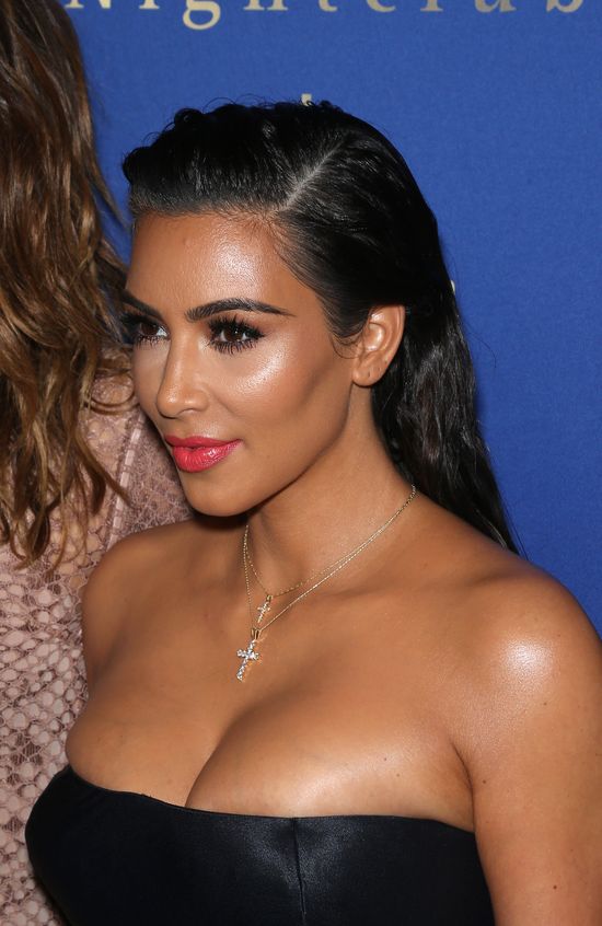 CZTERY PIERSI Kim Kardashian na imprezie w Las Vegas (FOTO)