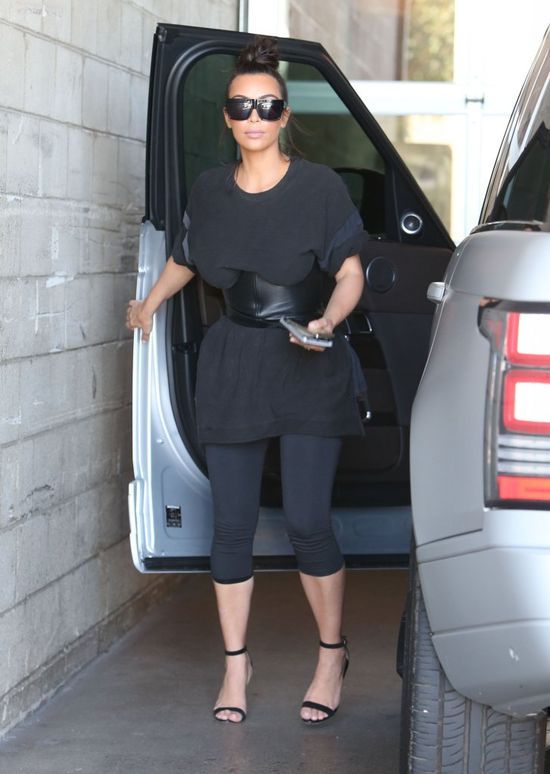 Ma dziewczyna fantazję! Mieć takie kształty i tak się ubrać! (FOTO)