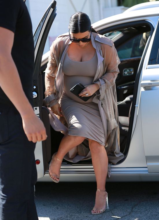 Stopy puchną, Kim tyje, hejterzy się cieszą (FOTO)