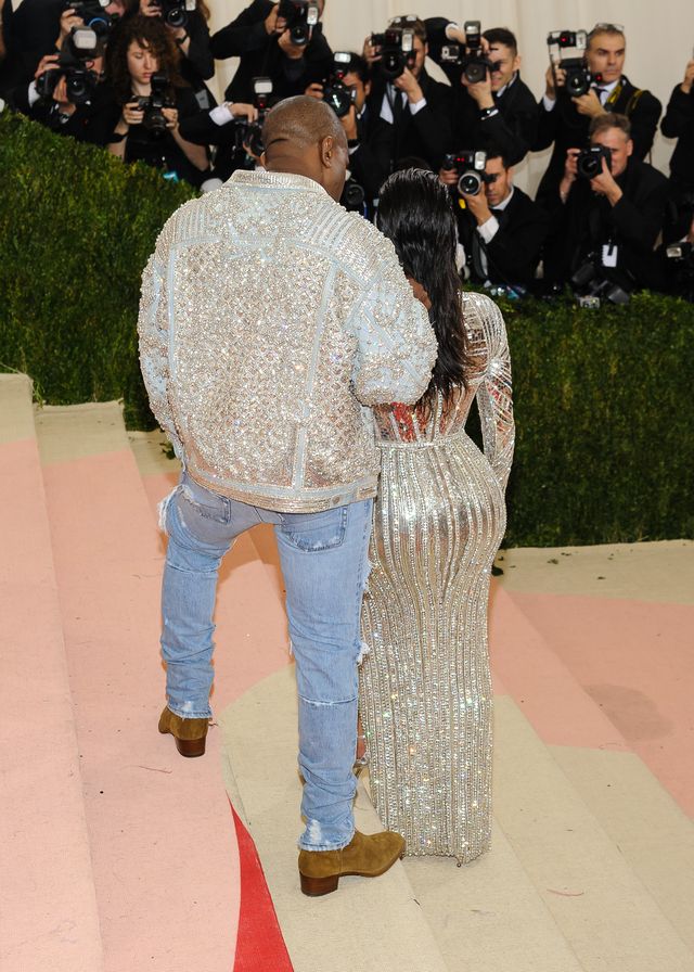 Co się dzieje z pupą Kim Kardashian?