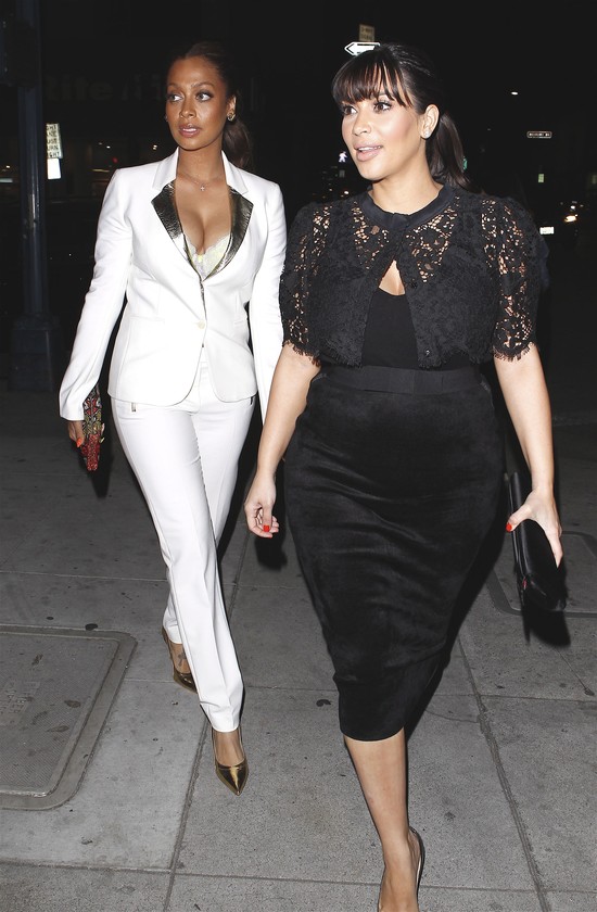 Ciążowe (na)stroje Kim Kardashian są już lepsze (FOTO)