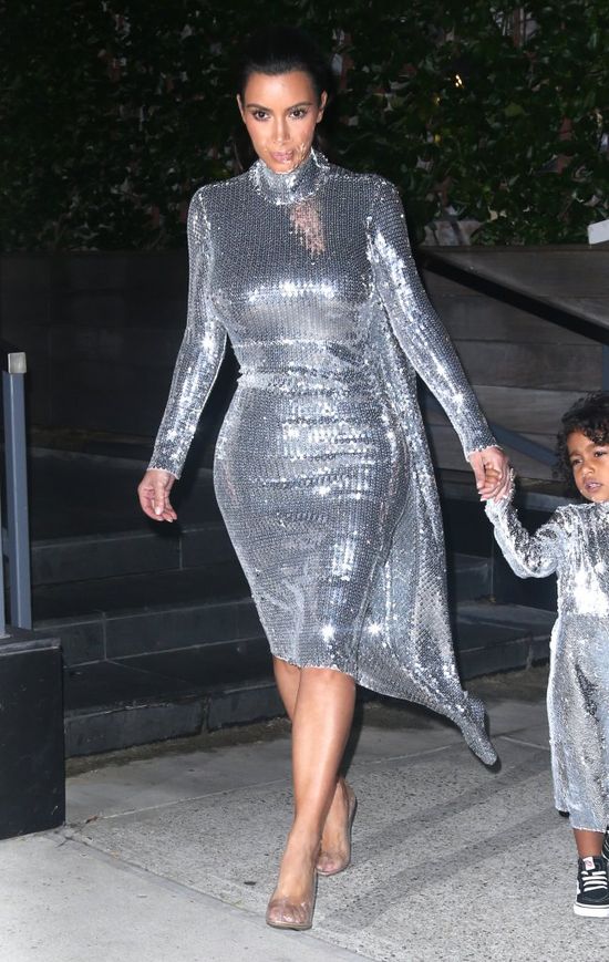 Kim Kardashian niczym dyskotekowa kula, a dlaczego zrobiła TO Nori?