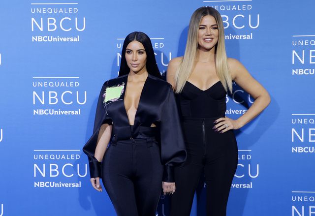 Ten moment, gdy Khloe pęka z dumy, a Kim spogląda na nią z zazdrością Ten moment, gdy Khloe pęka z dumy, a Kim spogląda na nią z zazdrością