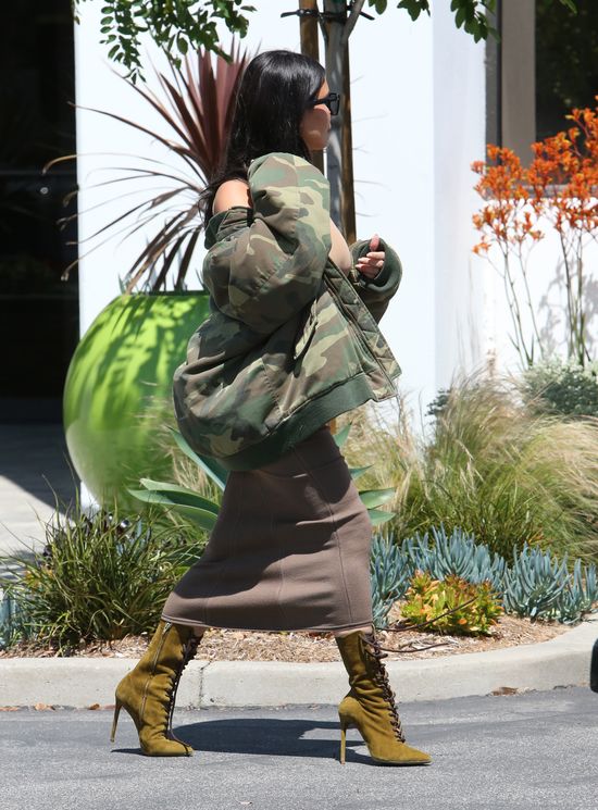 Spotowa bluzka? Zobacz, z czym zestawiła ją Kim Kardashian