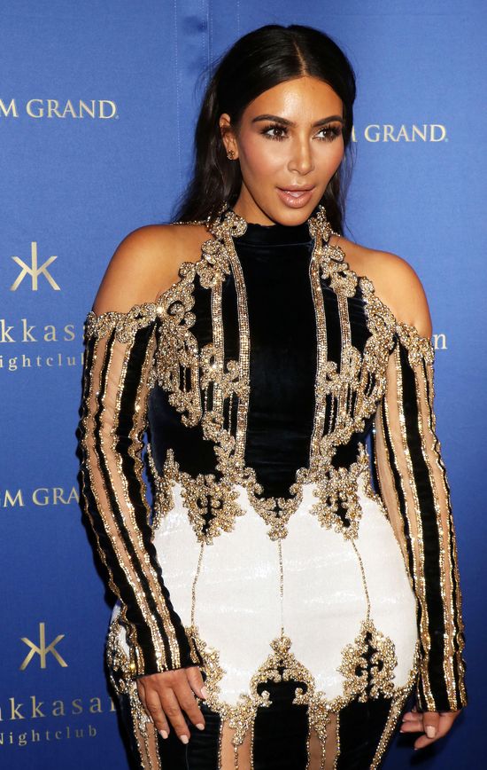 W tej kreacji Kim Kardashian wydaje się WIELKA! (FOTO)