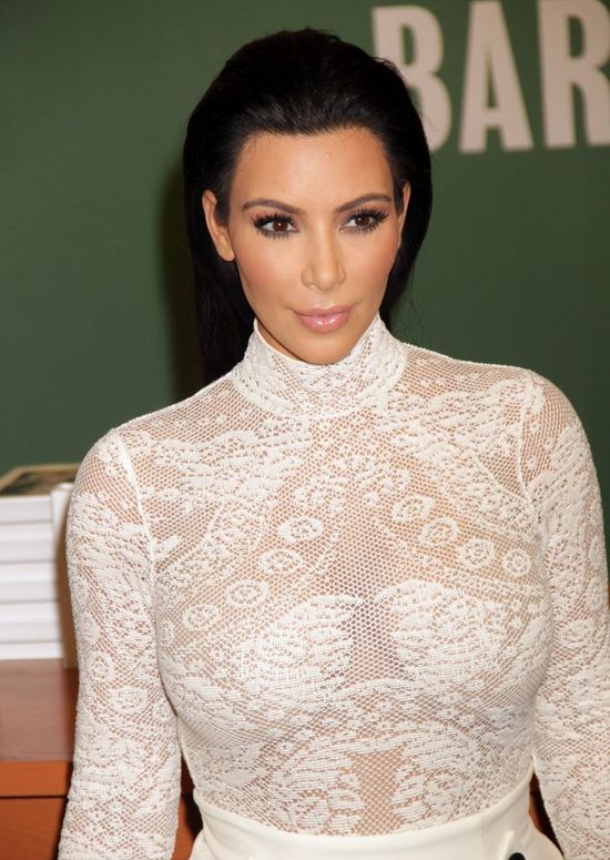 Kim Kardashian podpisuje swoją książkę (FOTO)
