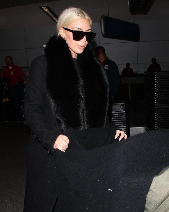 Blond włosy Kim Kardashian to OSZUSTWO! Kim nosi PERUKĘ!