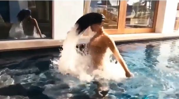 Kim Kardashian NAGA w basenie (FOTO)