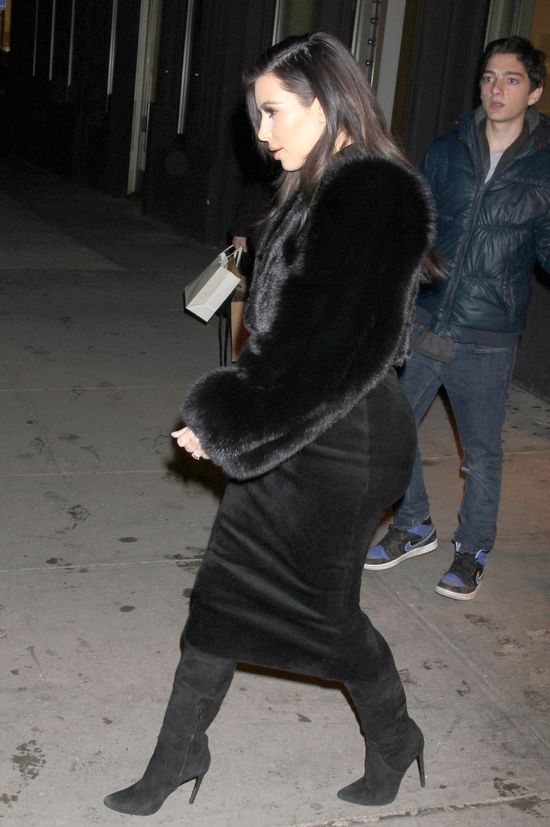 Pupa Kim Kardashian nie mieści się na krześle!