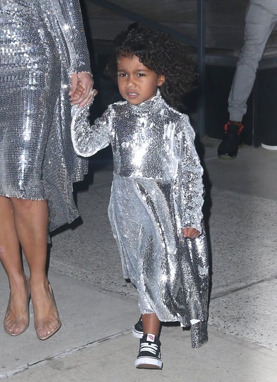 Kim Kardashian niczym dyskotekowa kula, a dlaczego zrobiła TO Nori?