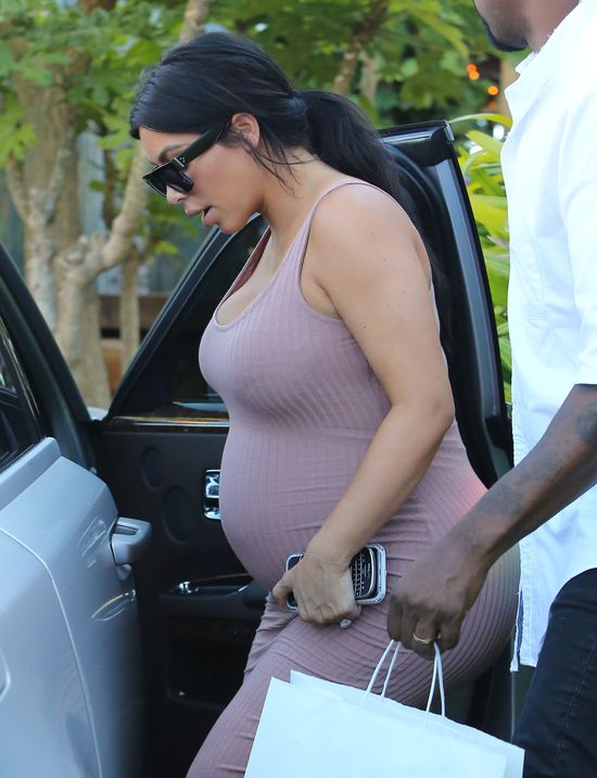 Nie możecie przegapić prezentacji ciążowych wdzięków Kim K!