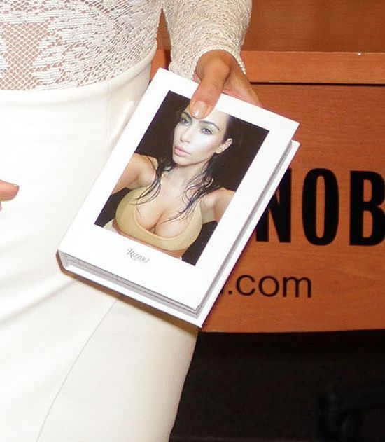 Kim Kardashian podpisuje swoją książkę (FOTO)