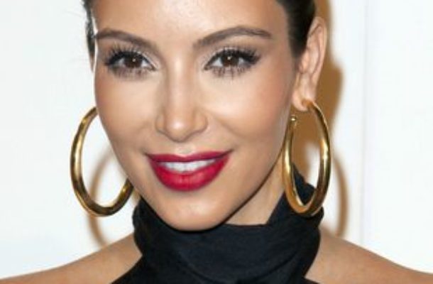 Jak Kim Kardashian osiąga efekt skórki brzoskwini na twarzy?