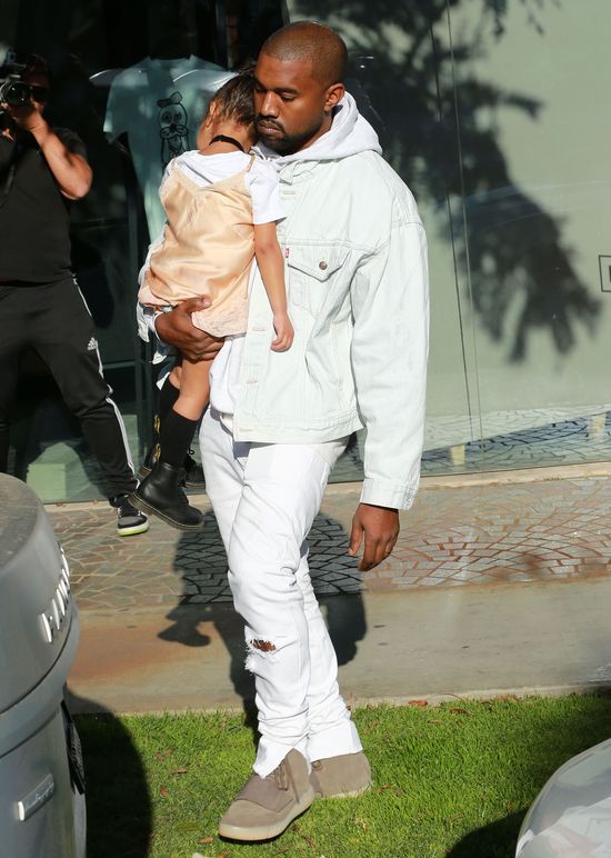 Rodzina Westów na ustawce z paparazzi (FOTO)