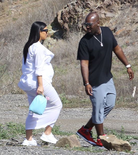  Dlaczego Kim Kardashin w ciąży zasłania pupę? (FOTO)